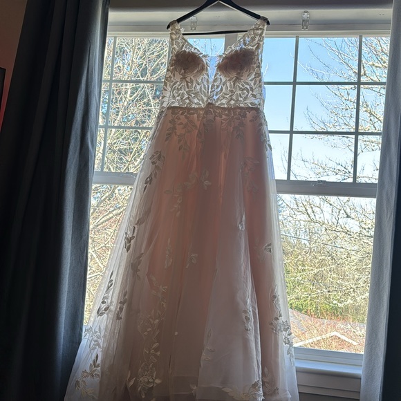 CHARMING LACE AND TULLE A-LINE
WEDDING DRESS SIZE 24. - Picture 6 of 12